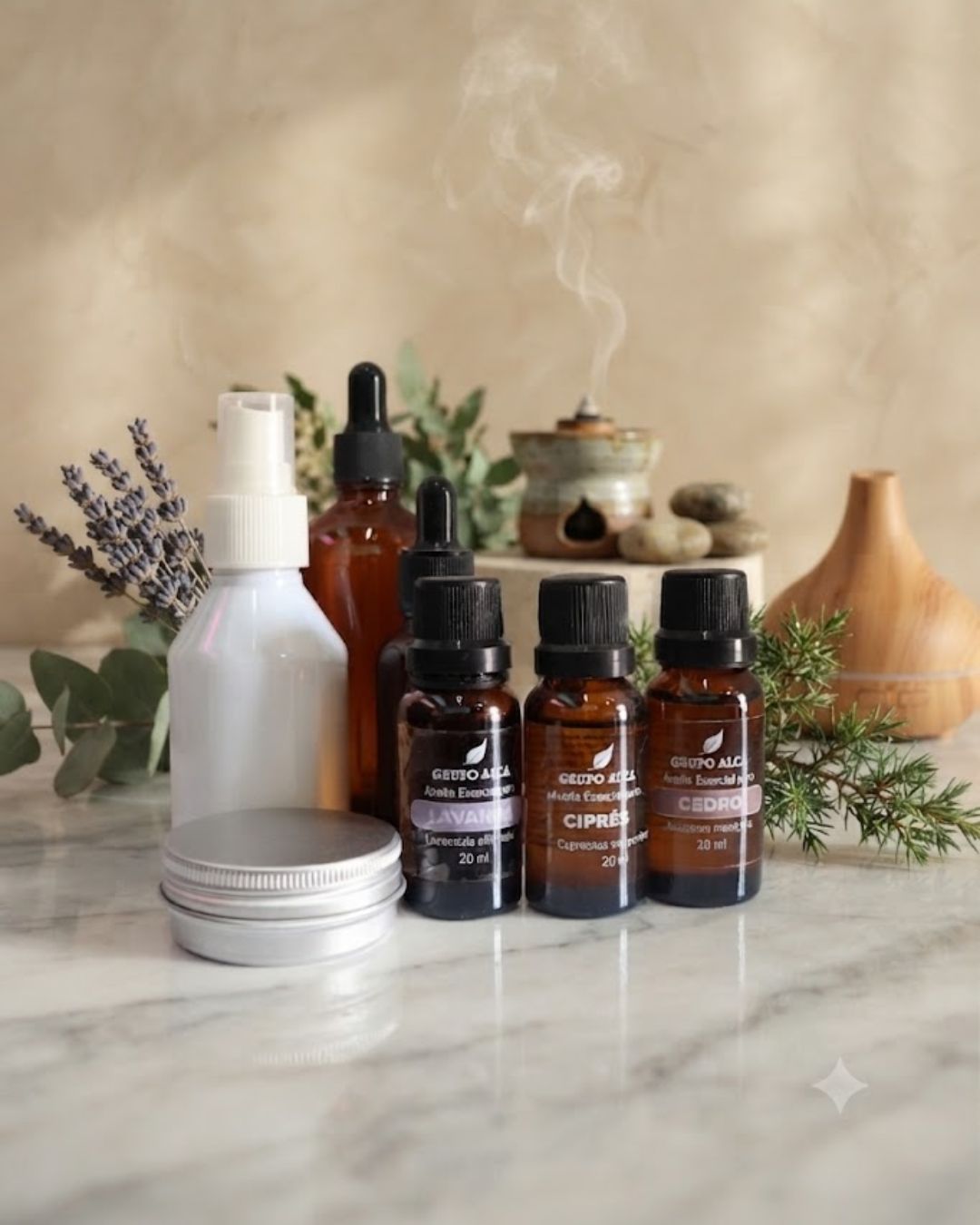Frascos de aceite con lavanda y vela